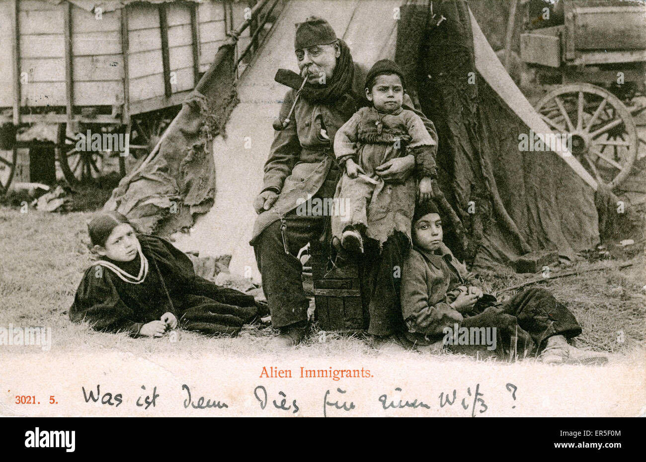 Gitanos romaníes con tienda Tepee y caravanas - vagones Foto de stock