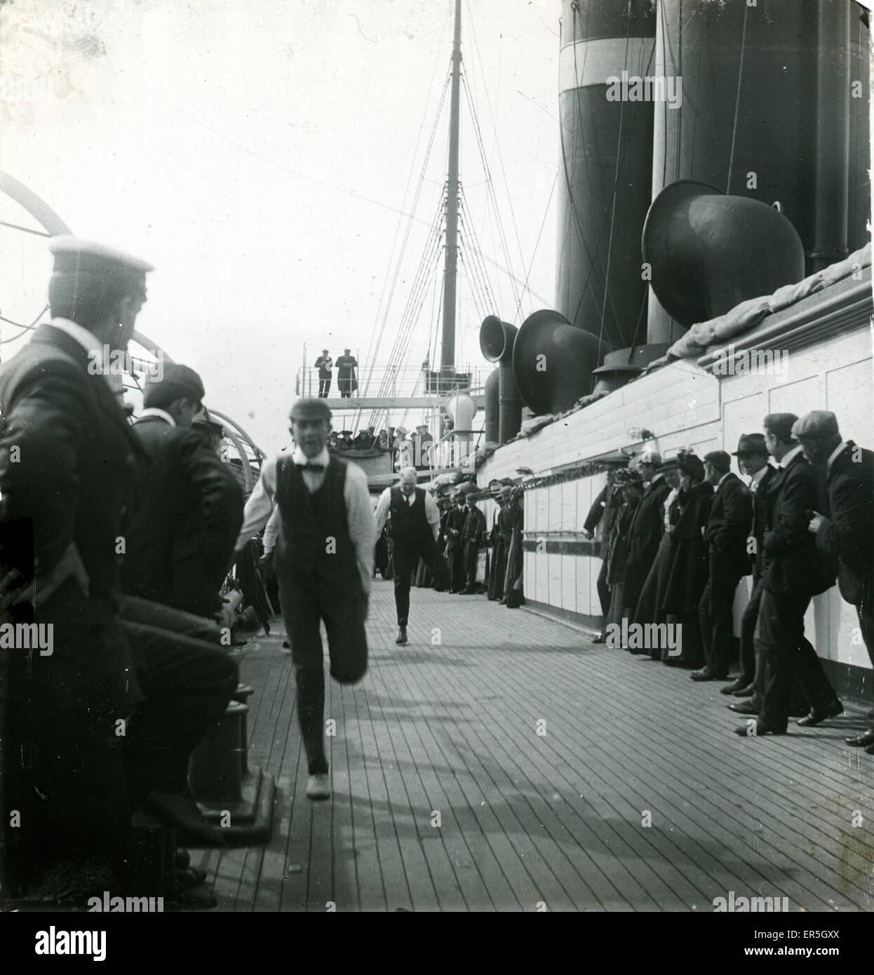 Victorianos Racing en la cubierta del barco, Inglaterra. 1890s Foto de stock