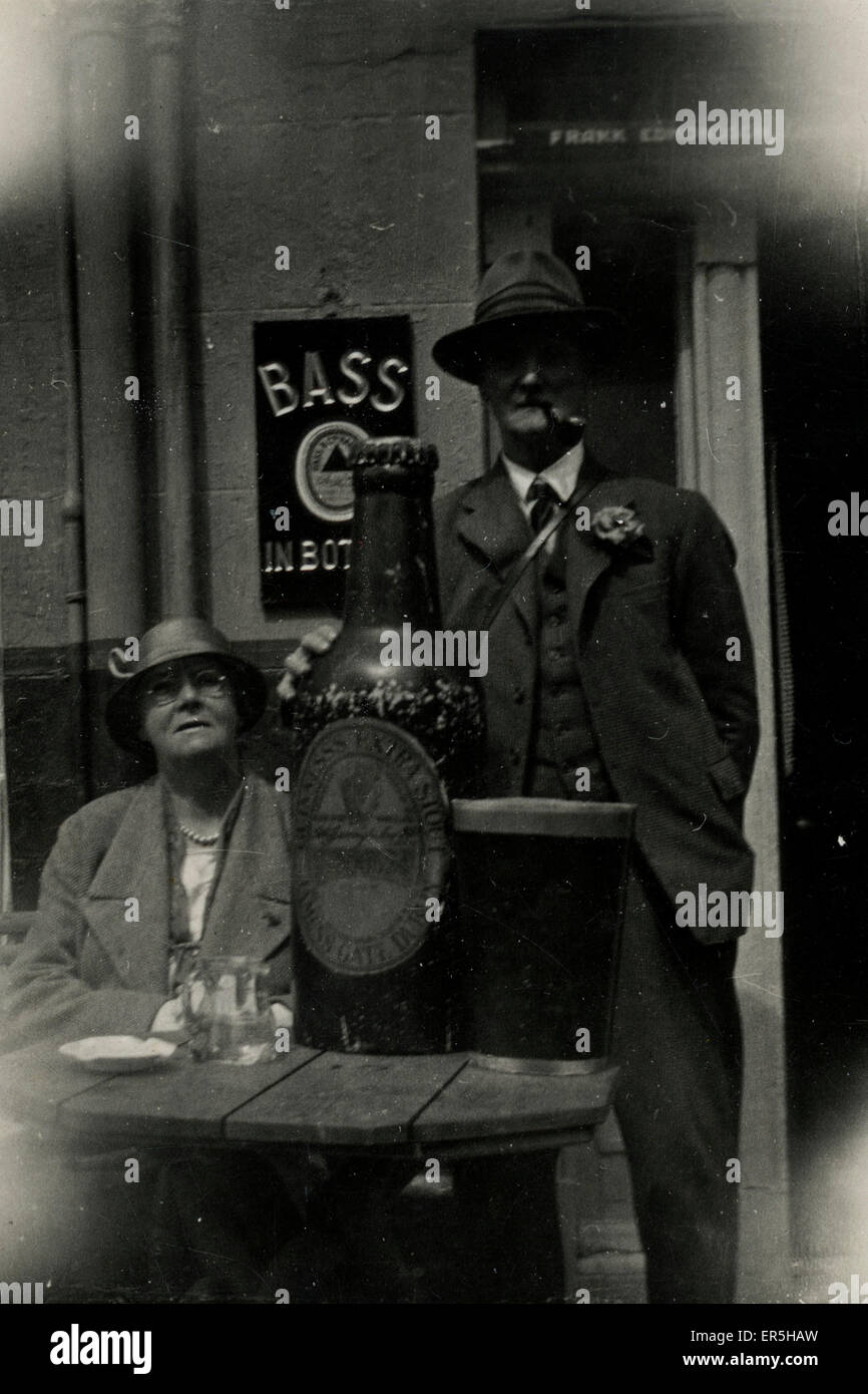 La Guinness Brewery, botella de promoción . 1920s Foto de stock