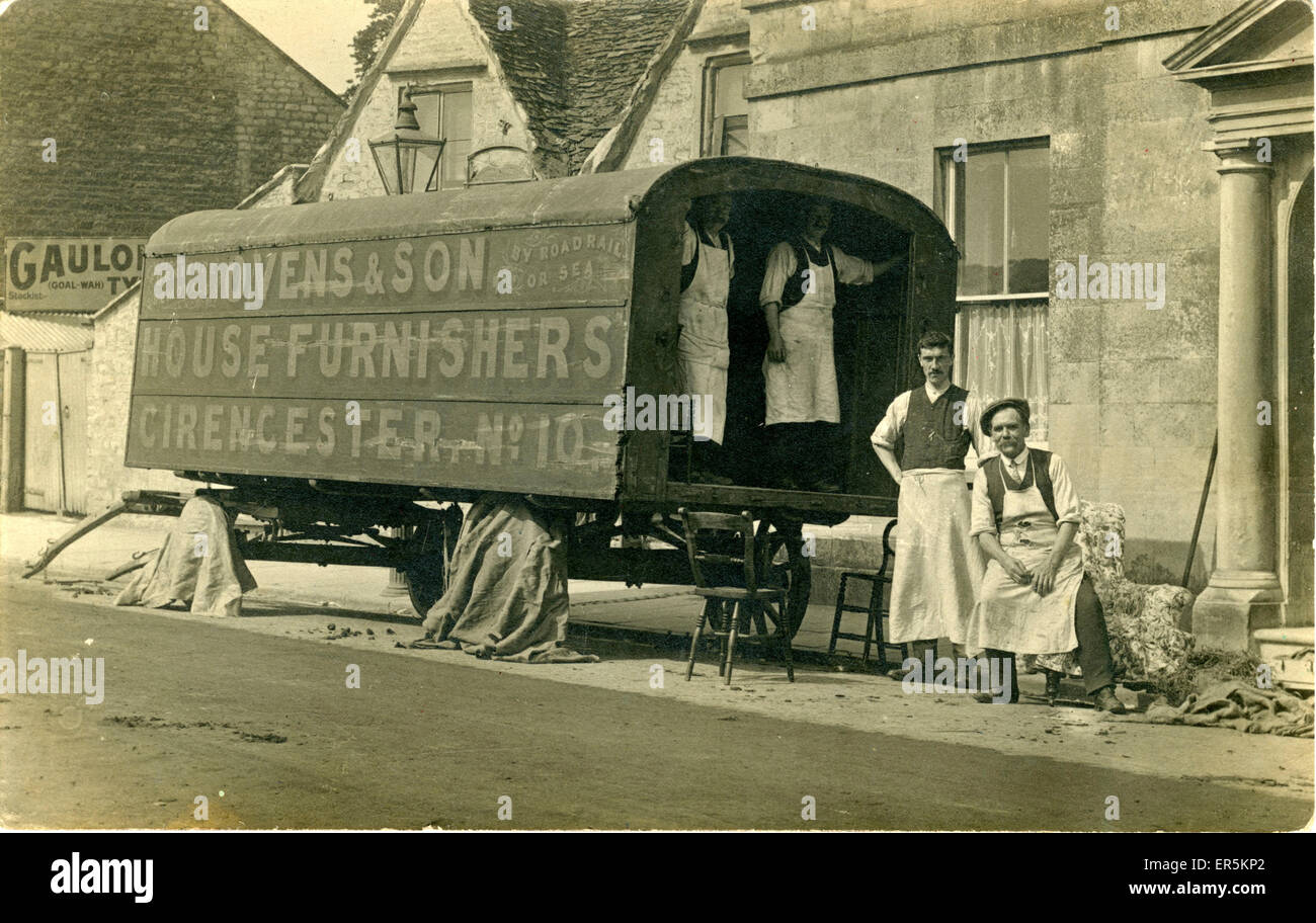 El remolque de Caballos Furnisher, 33, Dyer Street, Cirencester, Gloucestershire, Inglaterra. Hornos &Amp; Hijo - Casa Furnishers'. 1900s Foto de stock