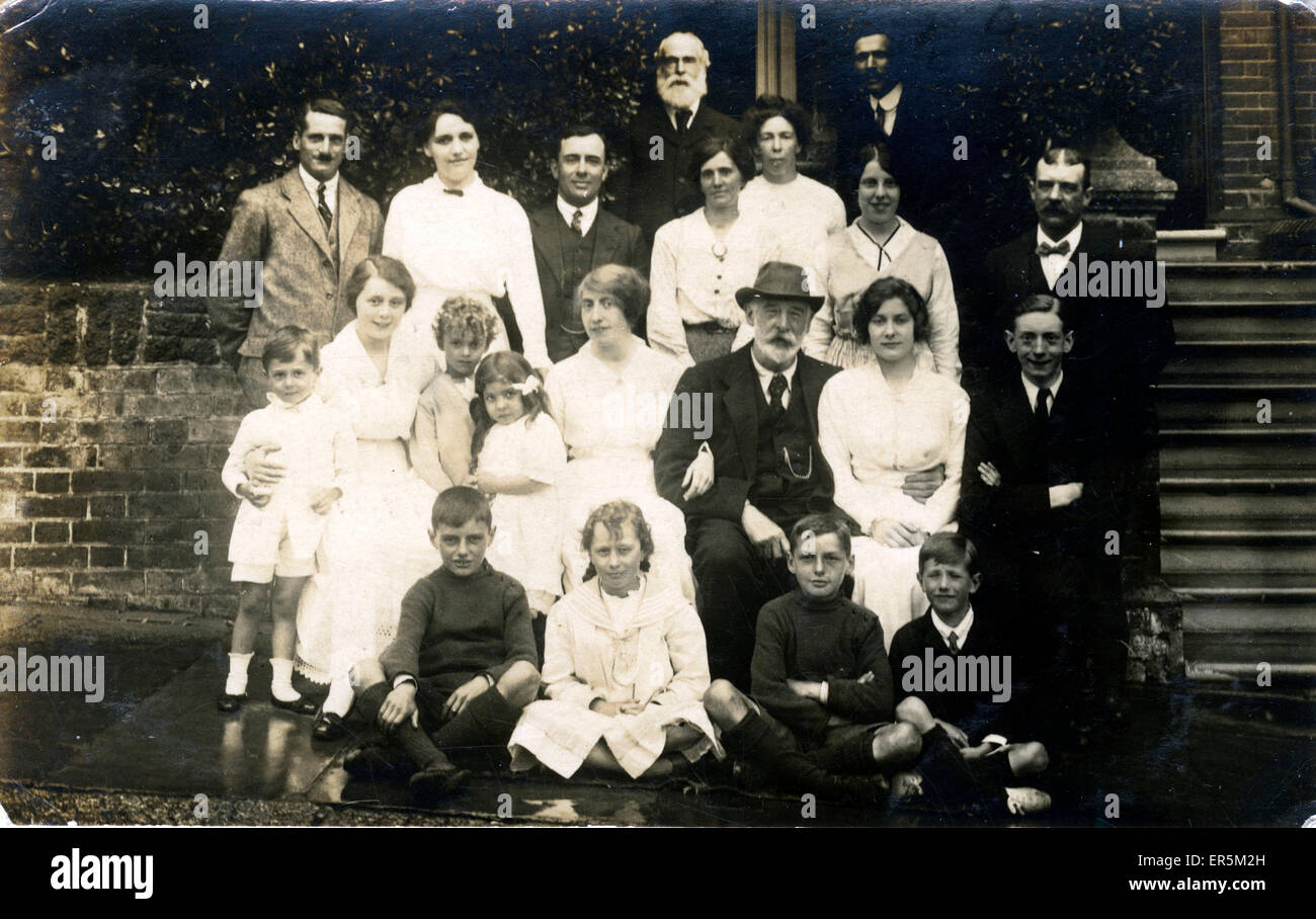Grupo de Personas, muy posiblemente en Hastings, Sussex, Inglaterra. 1916 Foto de stock