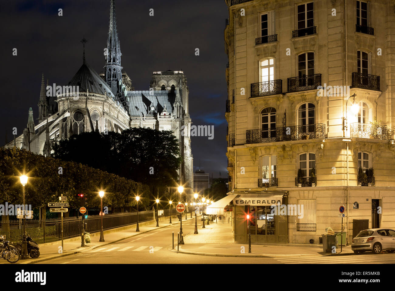 Vista desde Pont Saint Louis en Rue du Cloitre-Notre-Dame hacia la catedral de Notre-Dame de París, Ile de la Cité, París, Fra Foto de stock