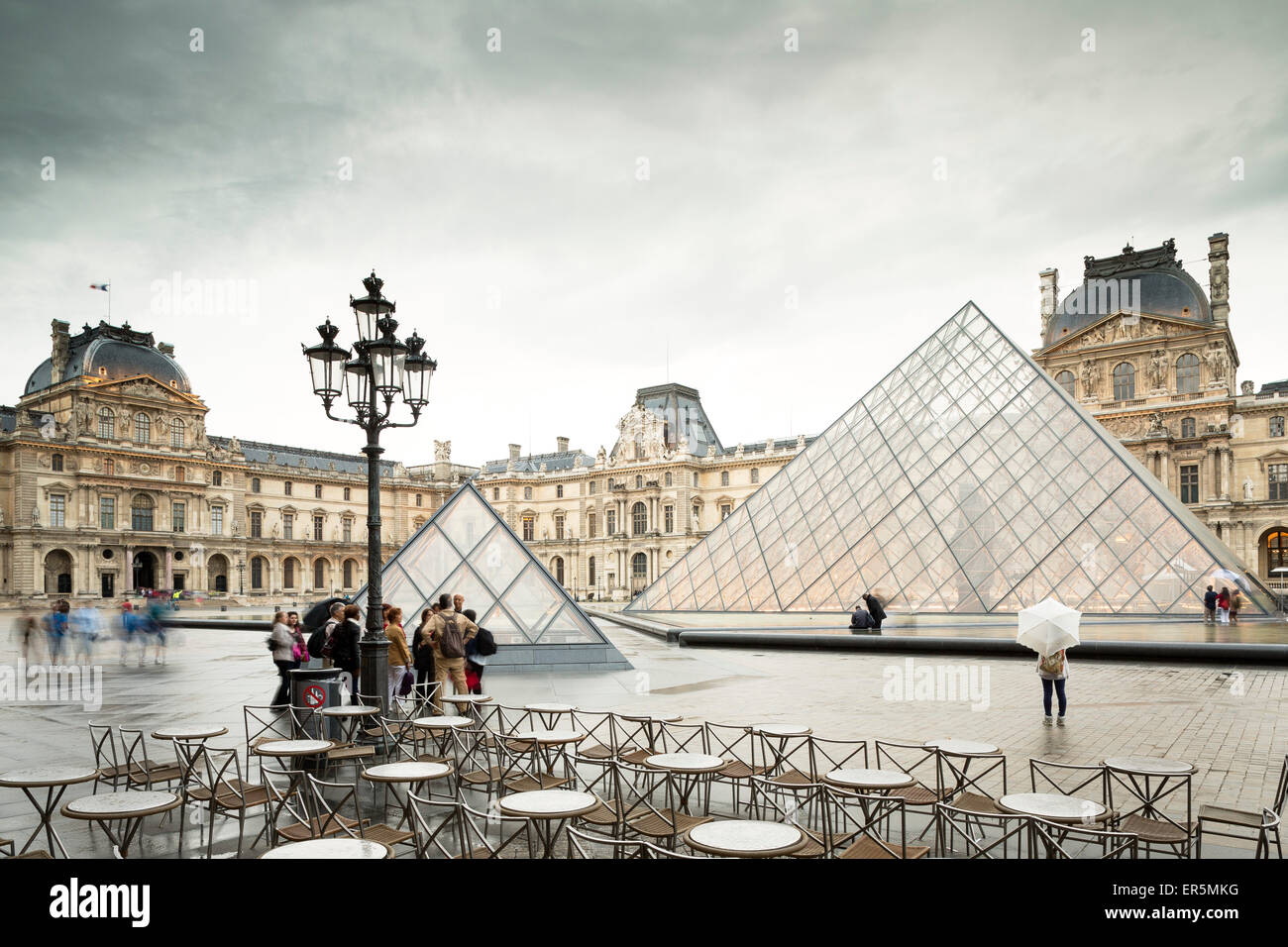 La Pirámide del Louvre, París, Francia, Europa, sitios del Patrimonio Mundial de la UNESCO banco de Sena entre el Pont de Sully und Pont d'Iena Foto de stock