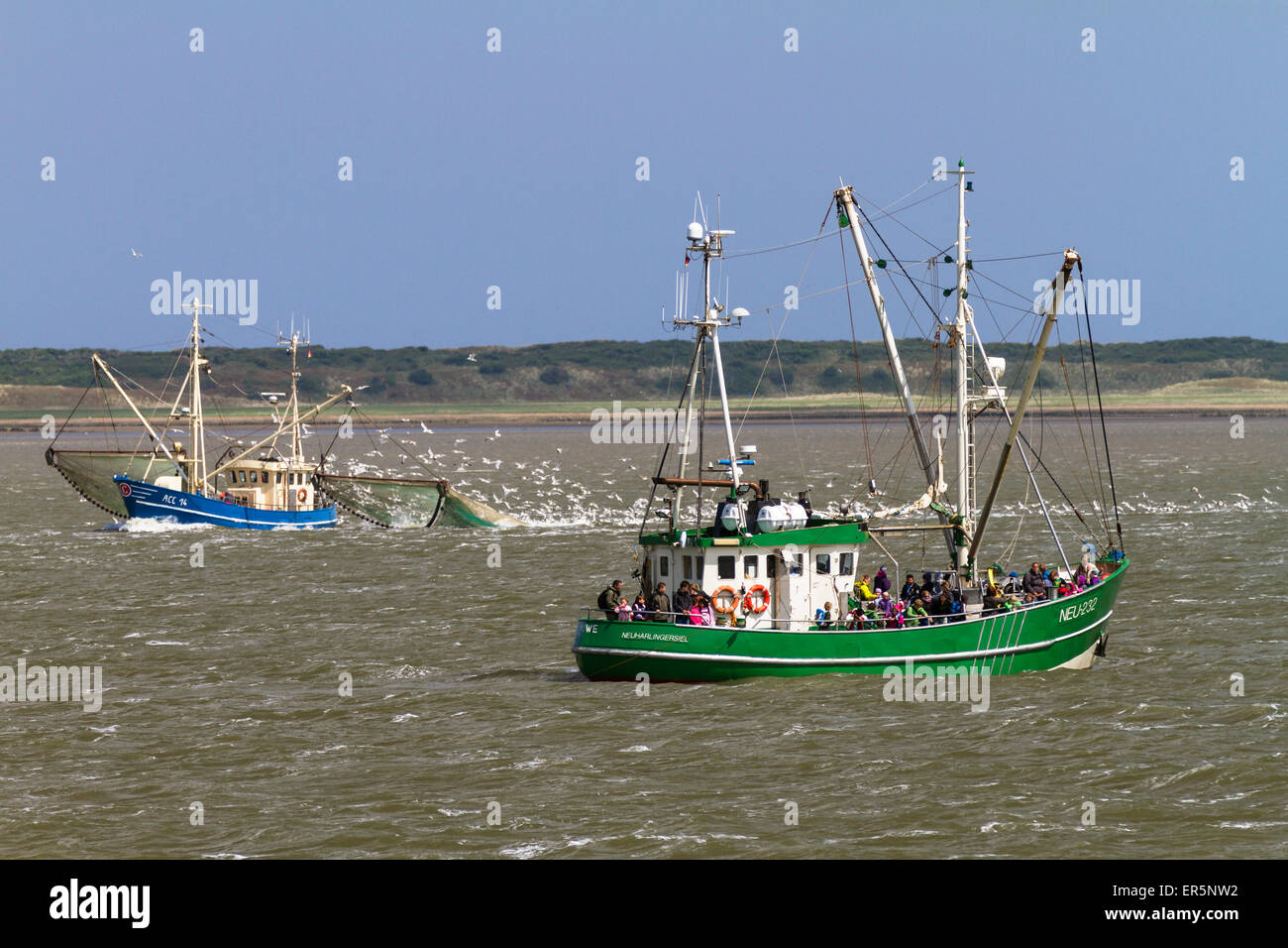 Barcos de pesca fuera de la isla Langeoog, Mar del Norte, Islas de Frisia Oriental, Frisia Oriental, Baja Sajonia, Alemania, Europa Foto de stock