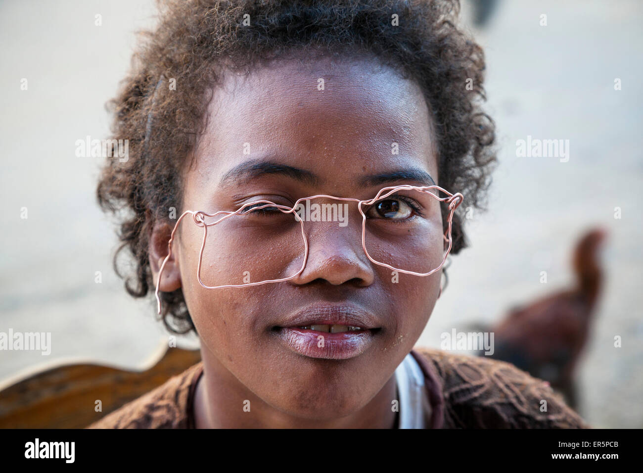Chico con self-made gafas, Bara personas Ranohira, Highlands, Madagascar, África Foto de stock