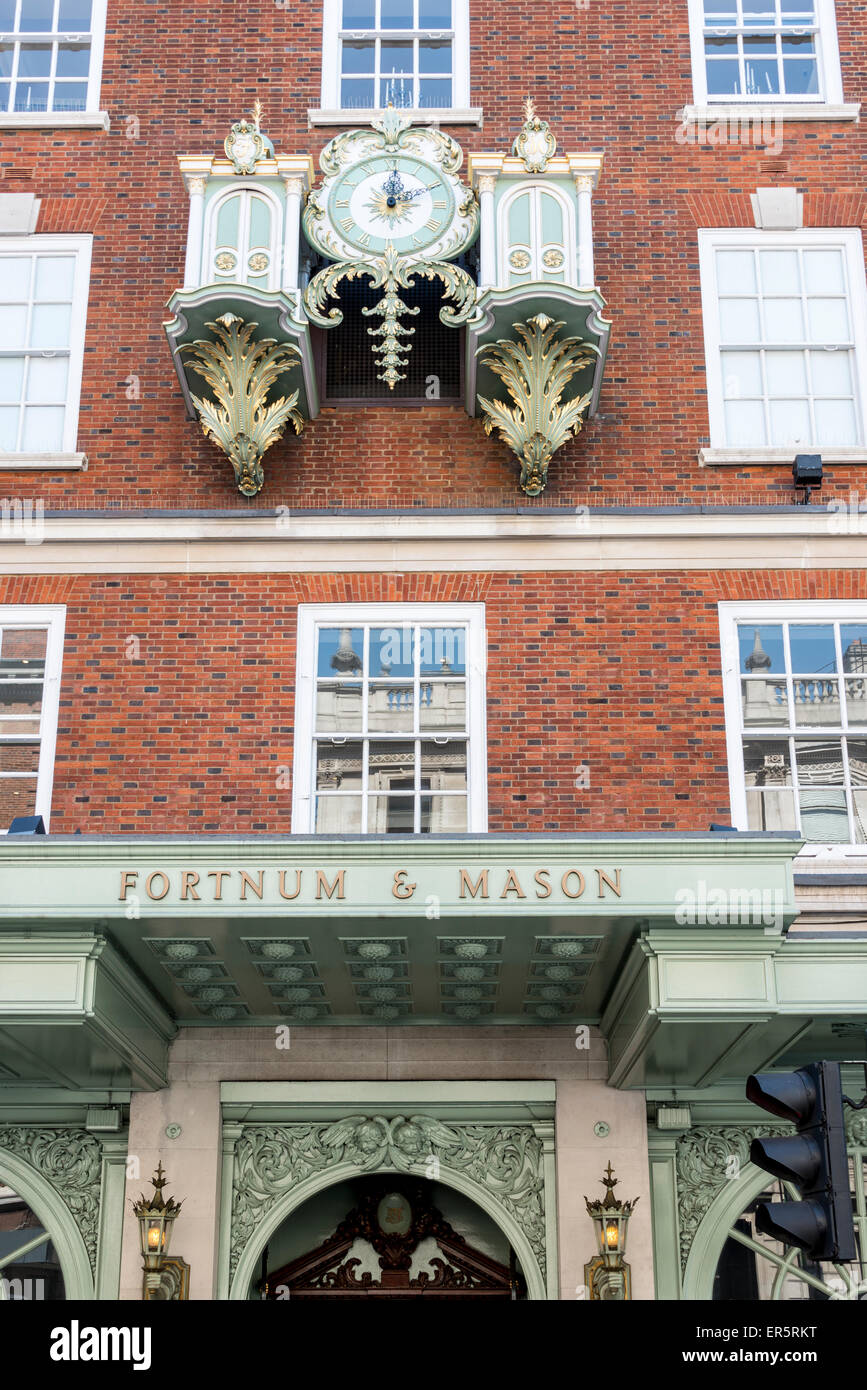 Reloj carrillón de Fortnum, Fortnum & Mason Department Store, Piccadilly, la ciudad de Westminster, London, England, Reino Unido Foto de stock