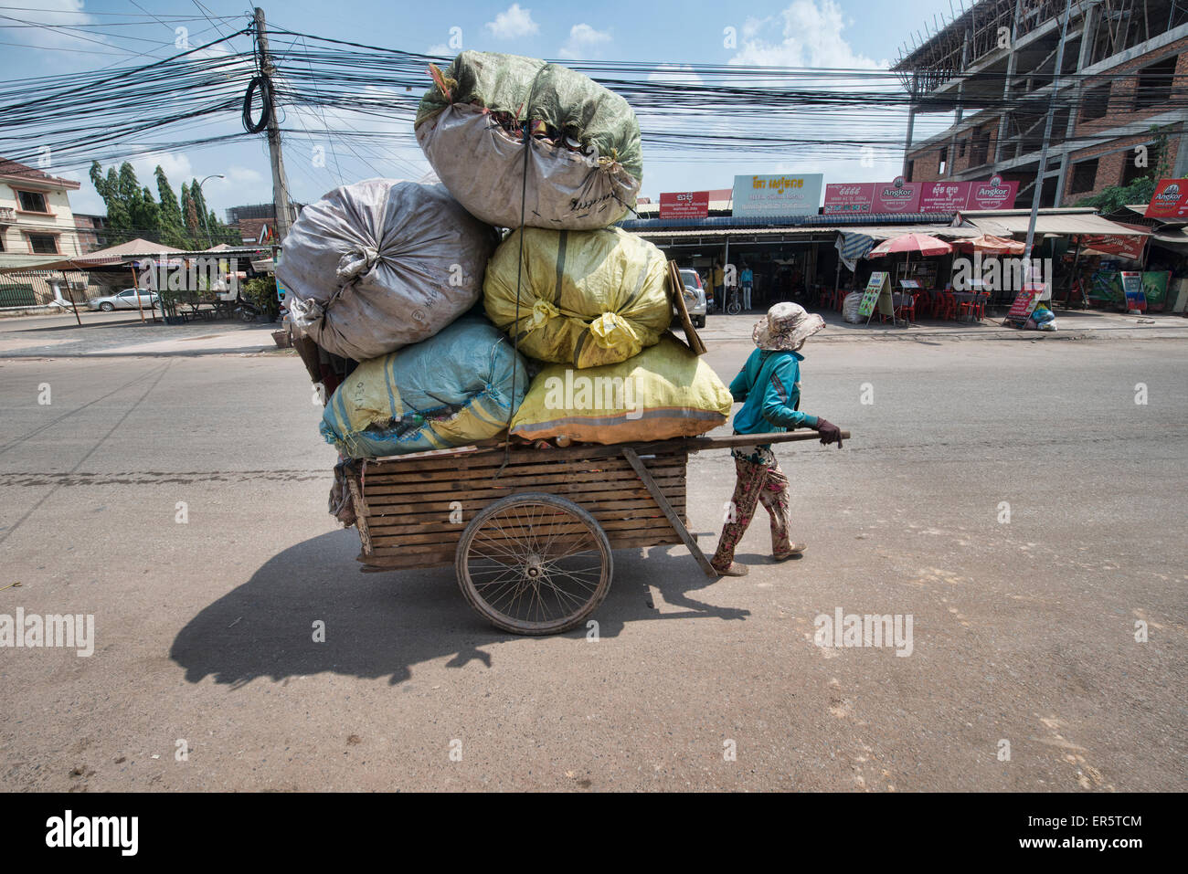 Llevando una gran carga en Siem Reap, Camboya Foto de stock