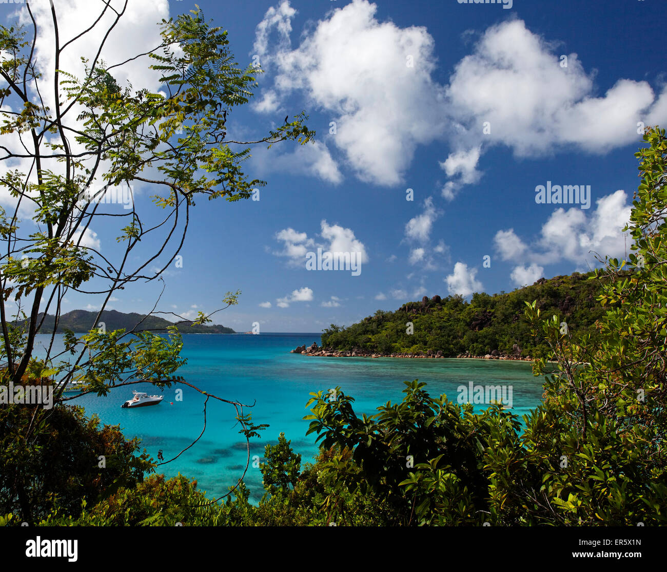 Vistas a la bahía, Anse Petit Cour, Praslin, Seychelles, Océano Índico Foto de stock