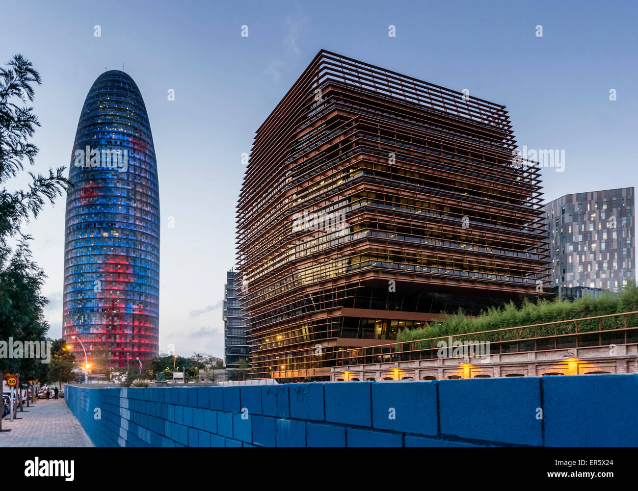 Torre Agbar, Sede de la CMT, la arquitectura moderna, Barcelona, España Foto de stock