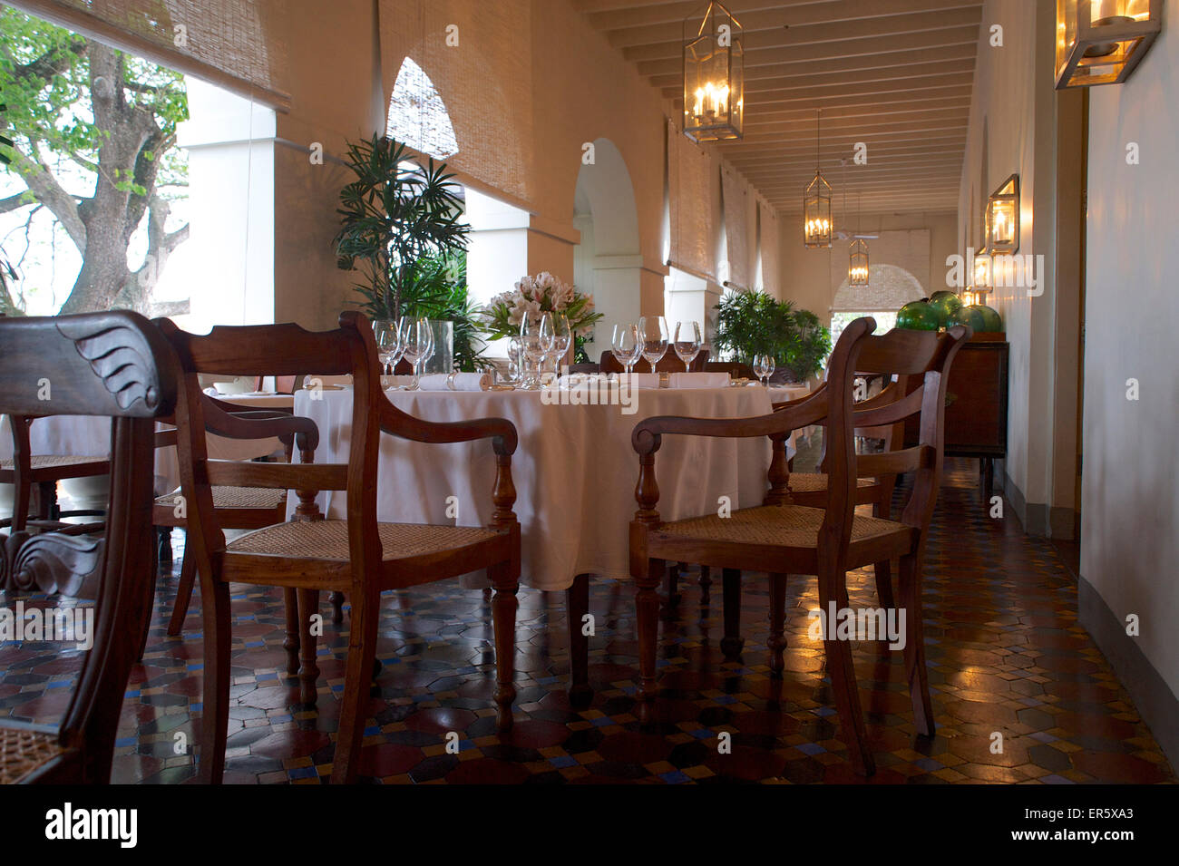 Mesa de comedor en la terraza del hotel de lujo de 5 estrellas Hotel Amangalle, Galle, Sri Lanka, costa suroeste Foto de stock