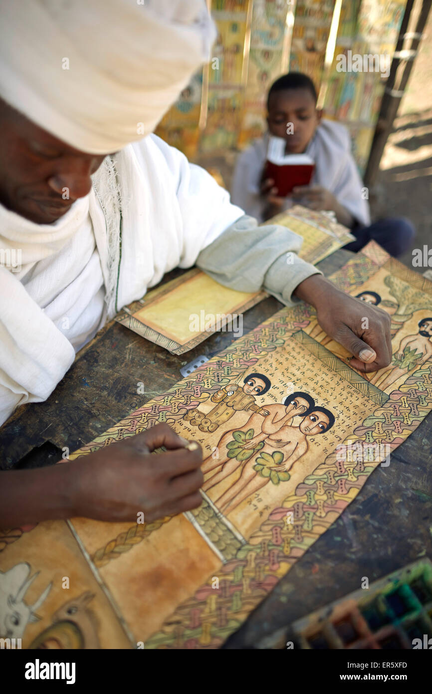 Sacerdote pintando y escribiendo escenas bíblicas en el Geez goatskin, Bet Giyorgis, Iglesia de San Jorge, Lalibela, la región de Amhara, Et Foto de stock