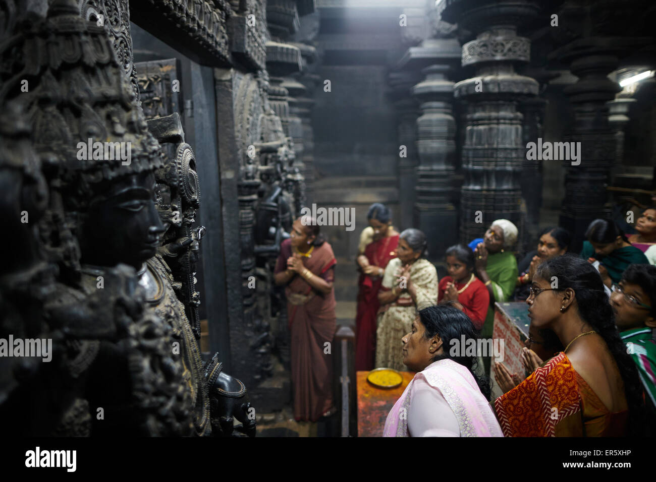 Oraciones, Templo Chennakeshava, Belur, Karnataka, India Foto de stock
