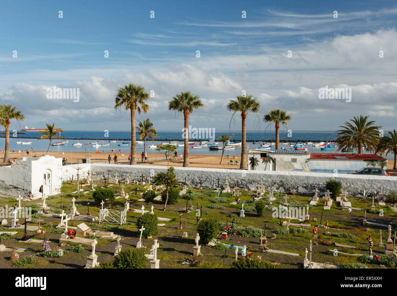 Antiguo cementerio con playa y palmeras en el fondo, la Playa de las Teresitas, cerca de San Andrés, en la costa del océano Atlántico, T Foto de stock