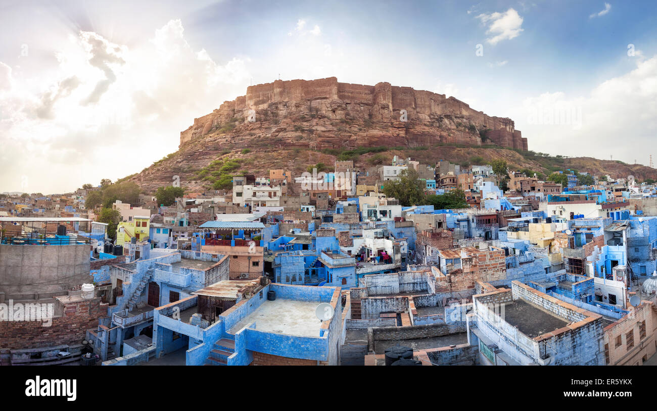 Ciudad azul y la fortaleza de Mehrangarh sobre la colina al atardecer cielo en Jodhpur, Rajasthan, India Foto de stock