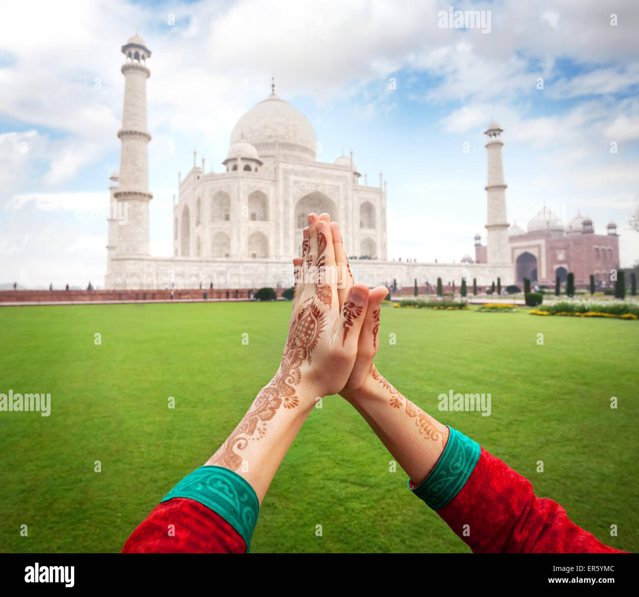 Mujer de manos con henna en Namaste gesto cerca de Taj Mahal en Agra, Uttar Pradesh, India Foto de stock