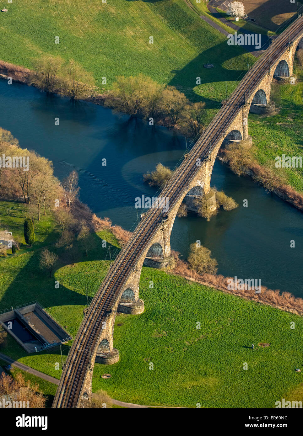 Viaducto Ferroviario sobre el río Ruhrauen Bommern, Witten, districto de Ruhr, Renania del Norte-Westfalia, Alemania Foto de stock