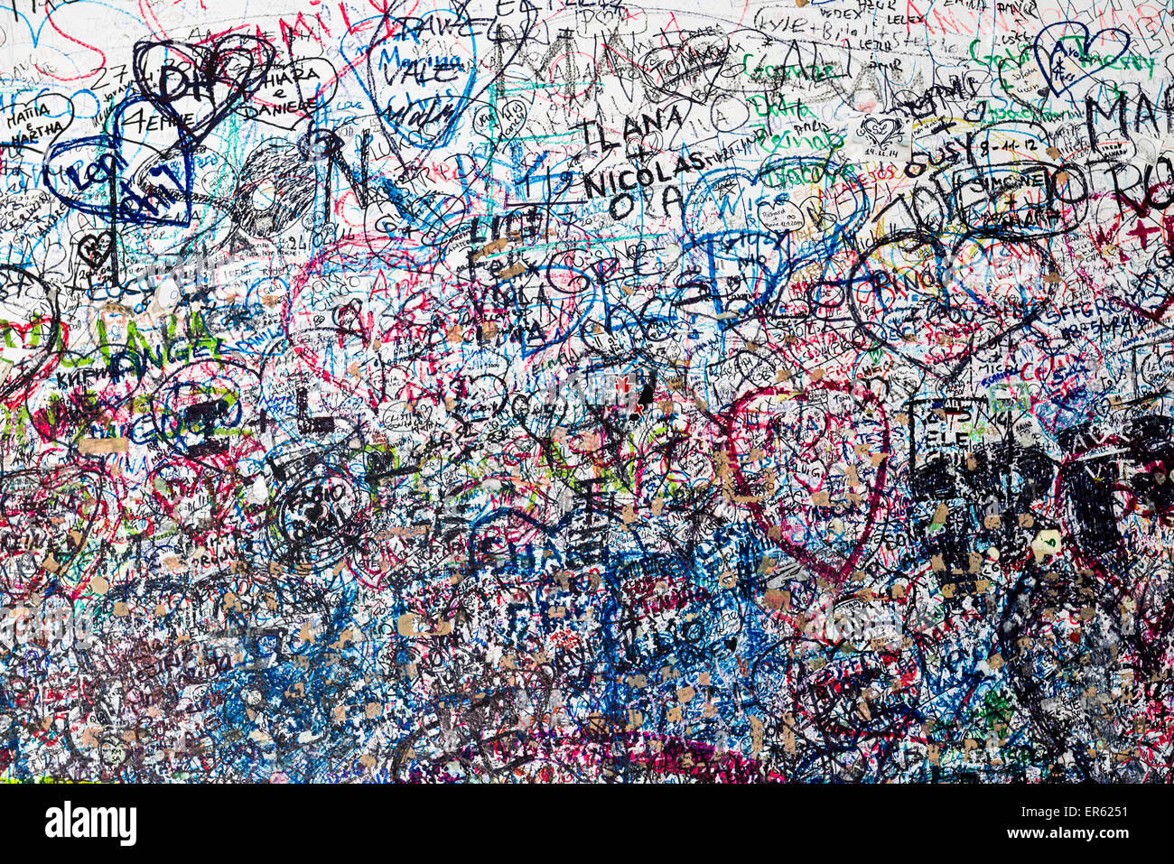 Miles de votos de amor están escritas en la pared de la puerta que conduce a la casa de Julieta, en Verona, Italia Foto de stock