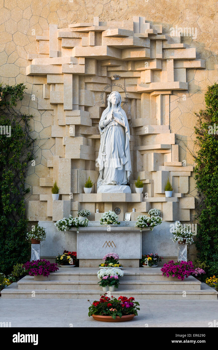 La estatua de la Virgen en el interior de la iglesia de la Madonna di Lourdes, Verona, Italia Foto de stock