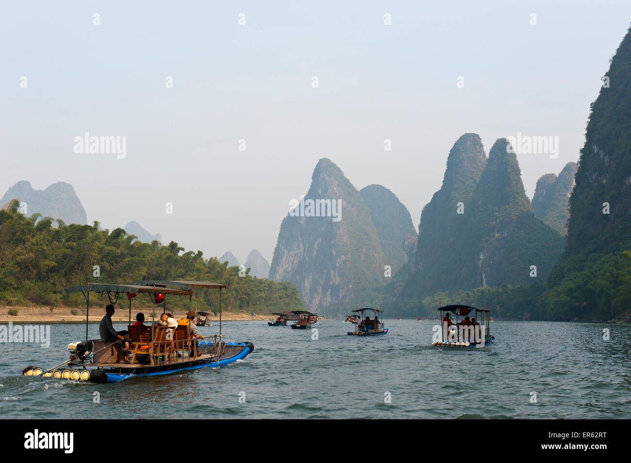 Simple balsas en el río, karst, Montañas, Río Li, Li Jiang, Yangdi Town, Yangshuo, cerca de Guilin, Región Autónoma Guanxi Foto de stock