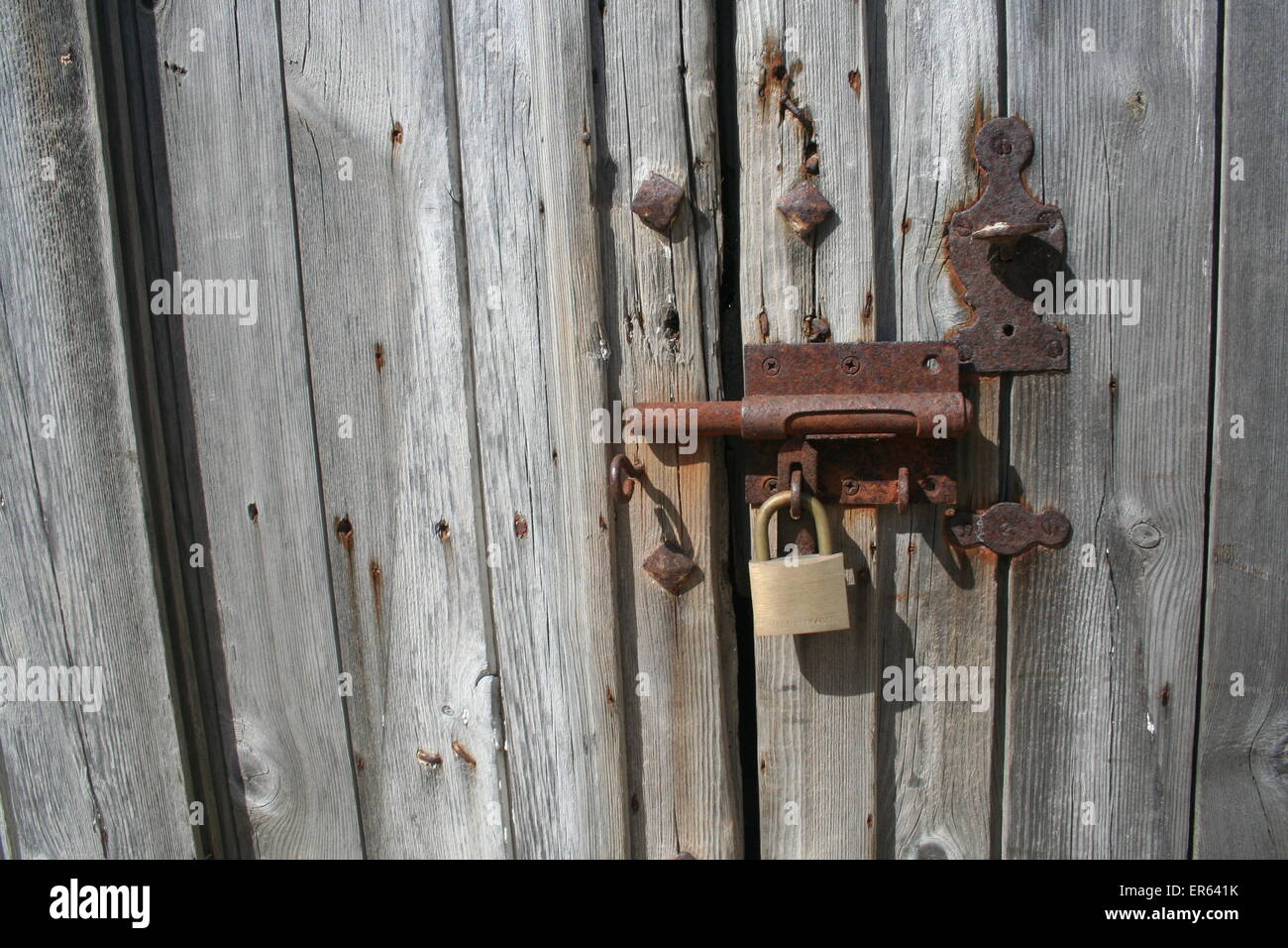 Viejo oxidado la cerradura de la puerta. Normandía, Francia. Foto de stock