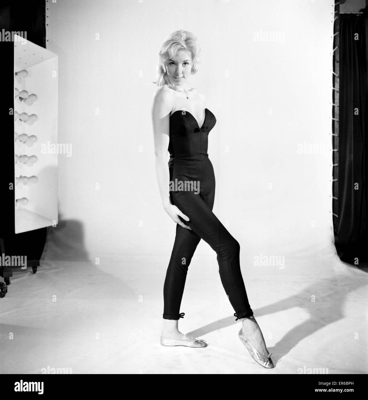 Ropa: Moda: pantyhose: mujer vistiendo mallas de longitud completa. 1960 B1296-002 Foto de stock