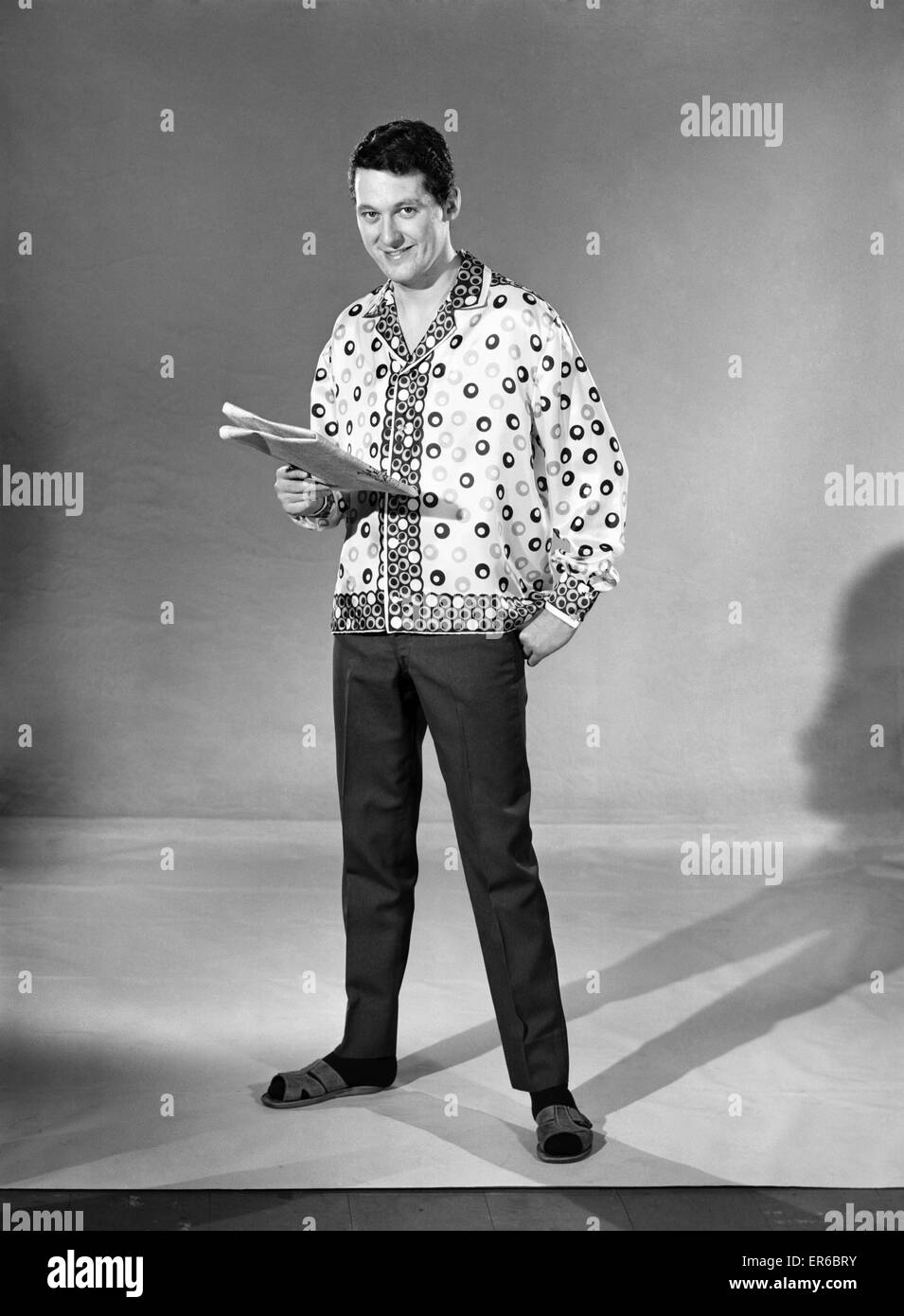Ropa: moda: Moda masculina: hombre vestido con camisa de seda. Modelo:  Michael Lester. 1964 B1871-001 Fotografía de stock - Alamy