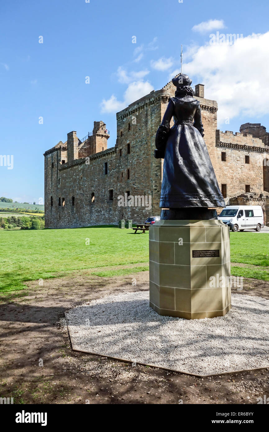 Estatua de María, Reina de los Escoceses mirando el Palacio Linlithgow en Linlithgow West Lothian Escocia donde nació Foto de stock