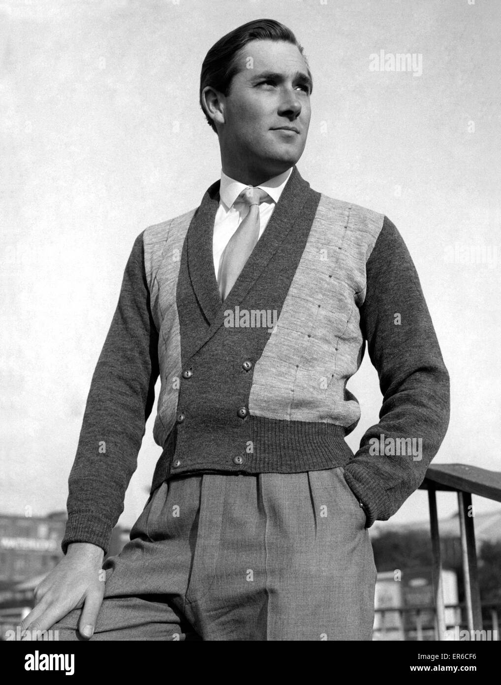 Ropa: moda: Moda masculina: Chalecos. Octubre de 1955 P021601 Fotografía de  stock - Alamy