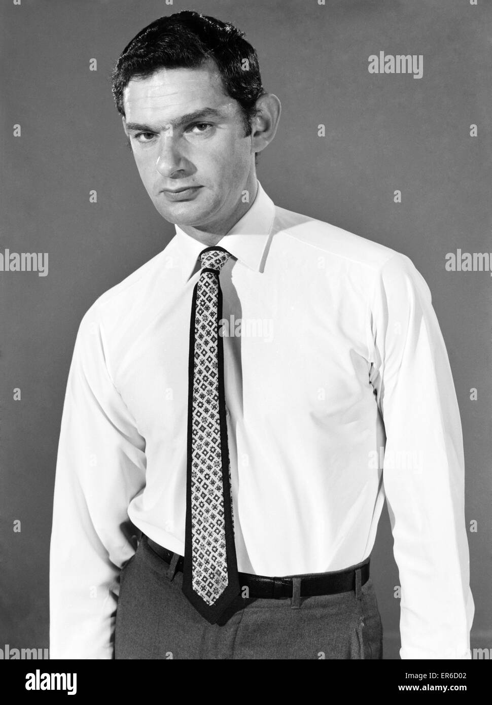 Ropa: moda: Moda masculina: hombre vestido con camisa y corbata. Modelo:  Mike Lester. 1964 B1829-009 Fotografía de stock - Alamy