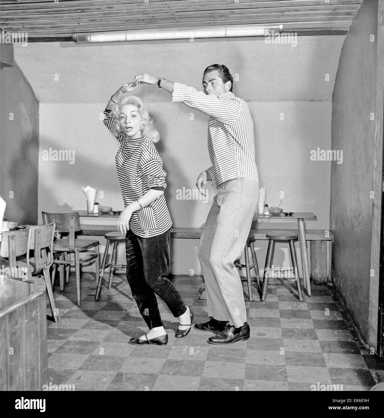 Ropa de hombres y mujeres de moda 1957: Modelos Michael Stanley y Bernice  Swanson tratar sobre las últimas modas en Vinci's mans tienda en Newburgh  Street de Londres. Mayo de 1957 A379-002