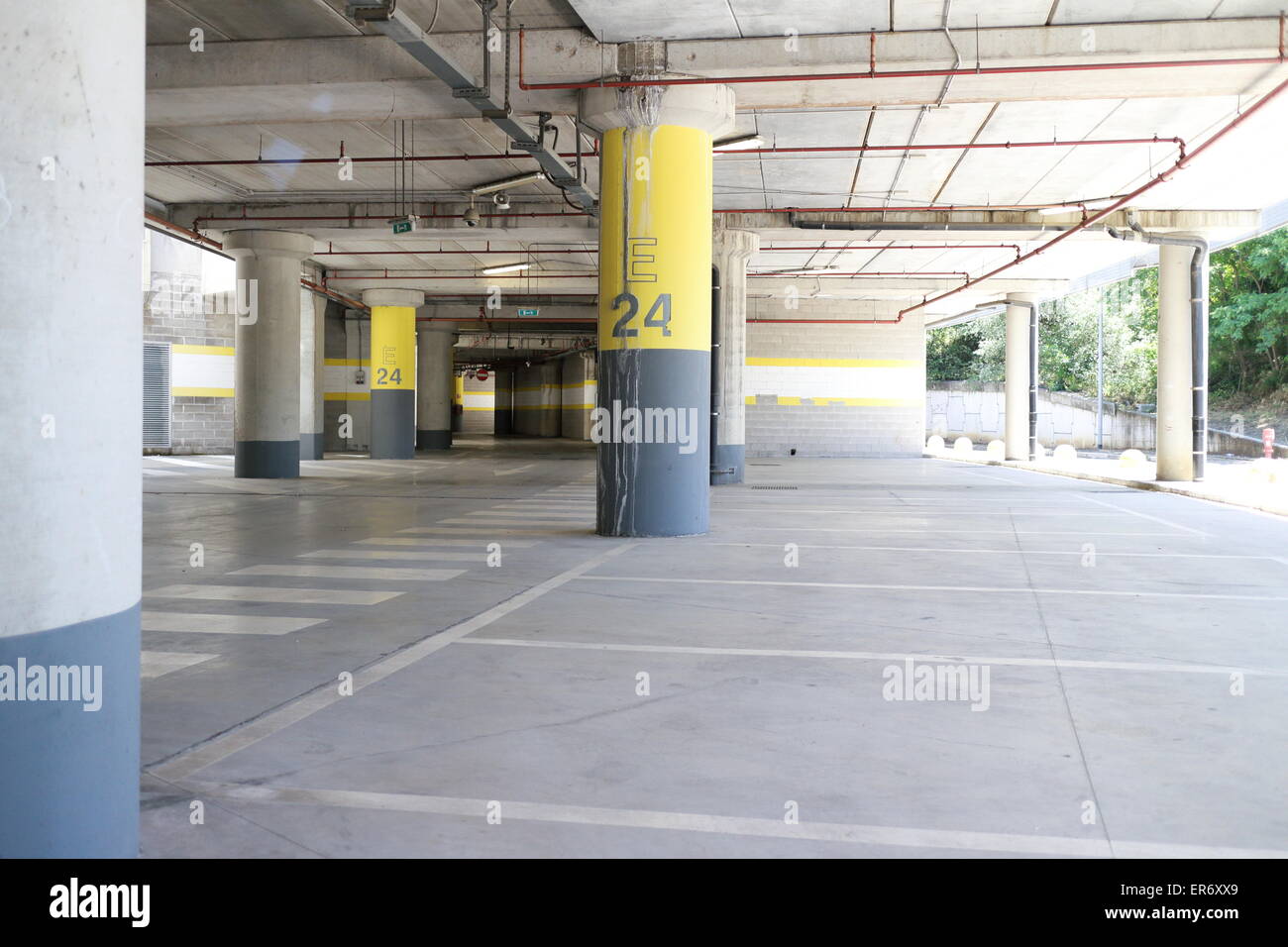 Estacionamiento subterráneo de un centro comercial con columnas y Estacionamiento subterráneo de un centro comercial con columnas y
