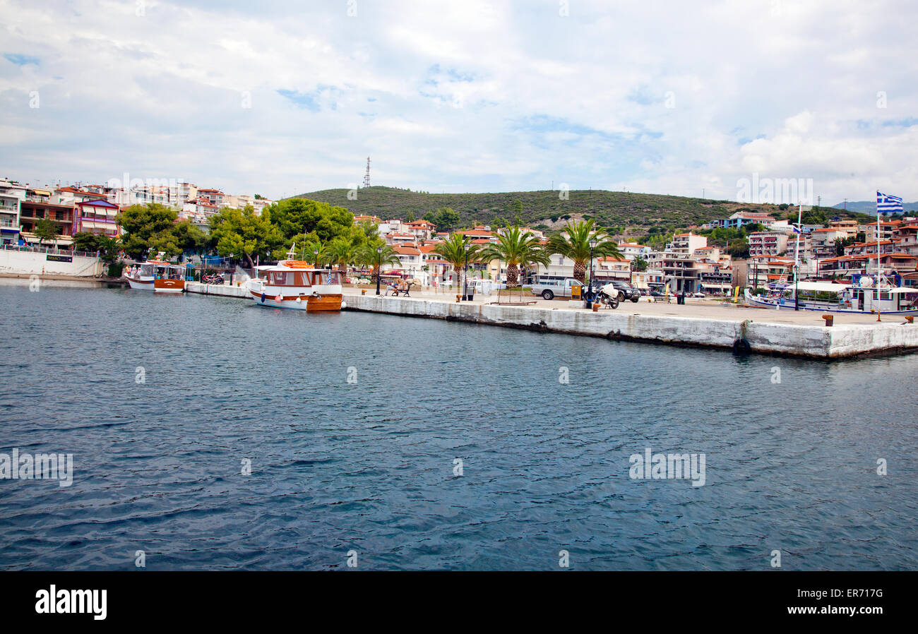 Pequeño puerto en Neos Marmaras village, Grecia Foto de stock
