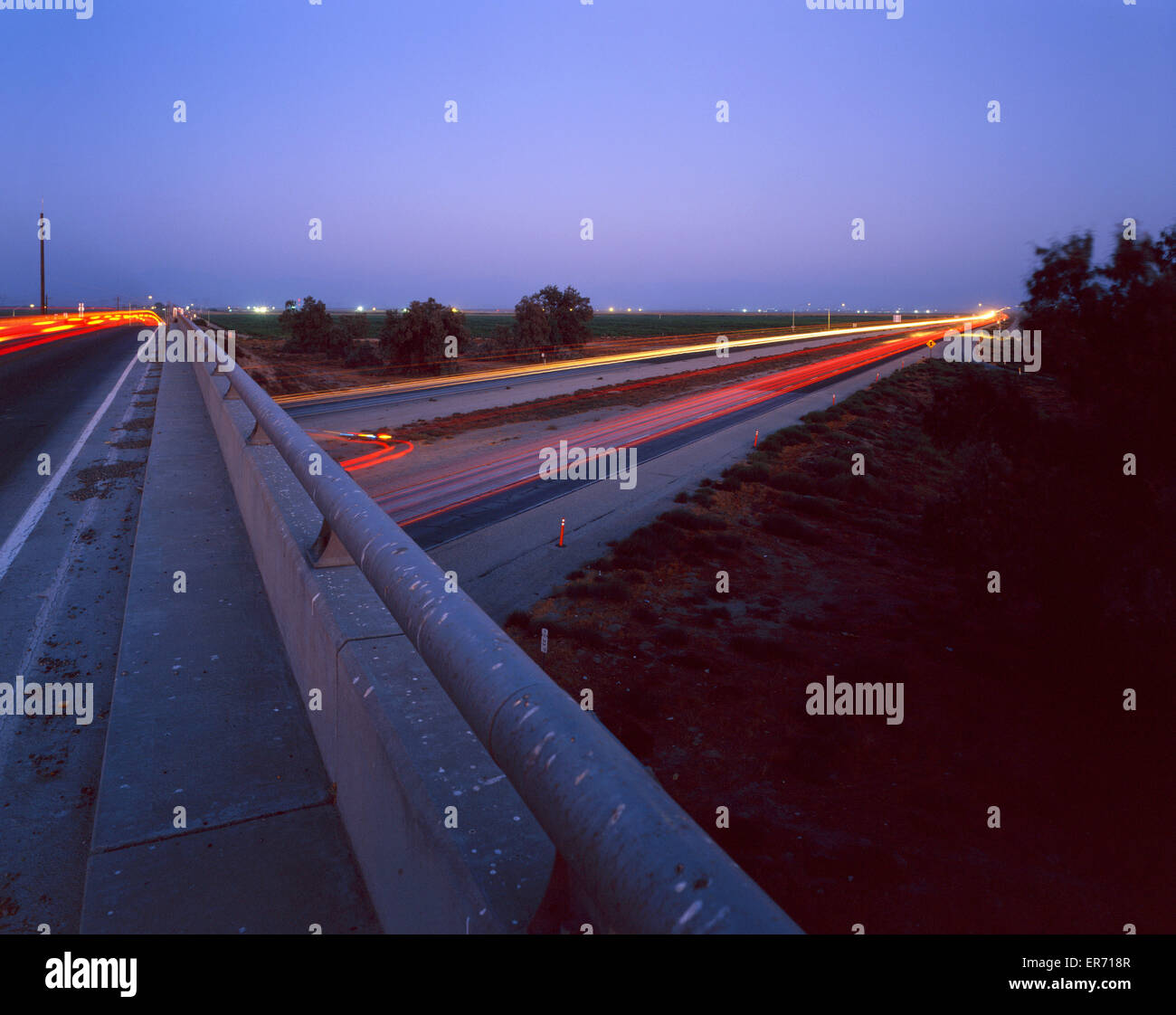 La autopista viaducto sobre la autopista interestatal en penumbra Foto de stock