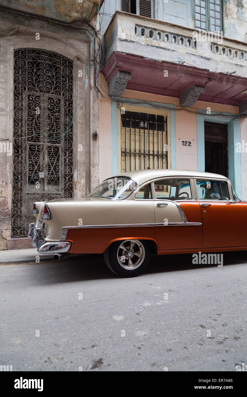 Dos tonos clásicos coches americanos, La Habana Vieja, La Habana, Cuba Foto de stock