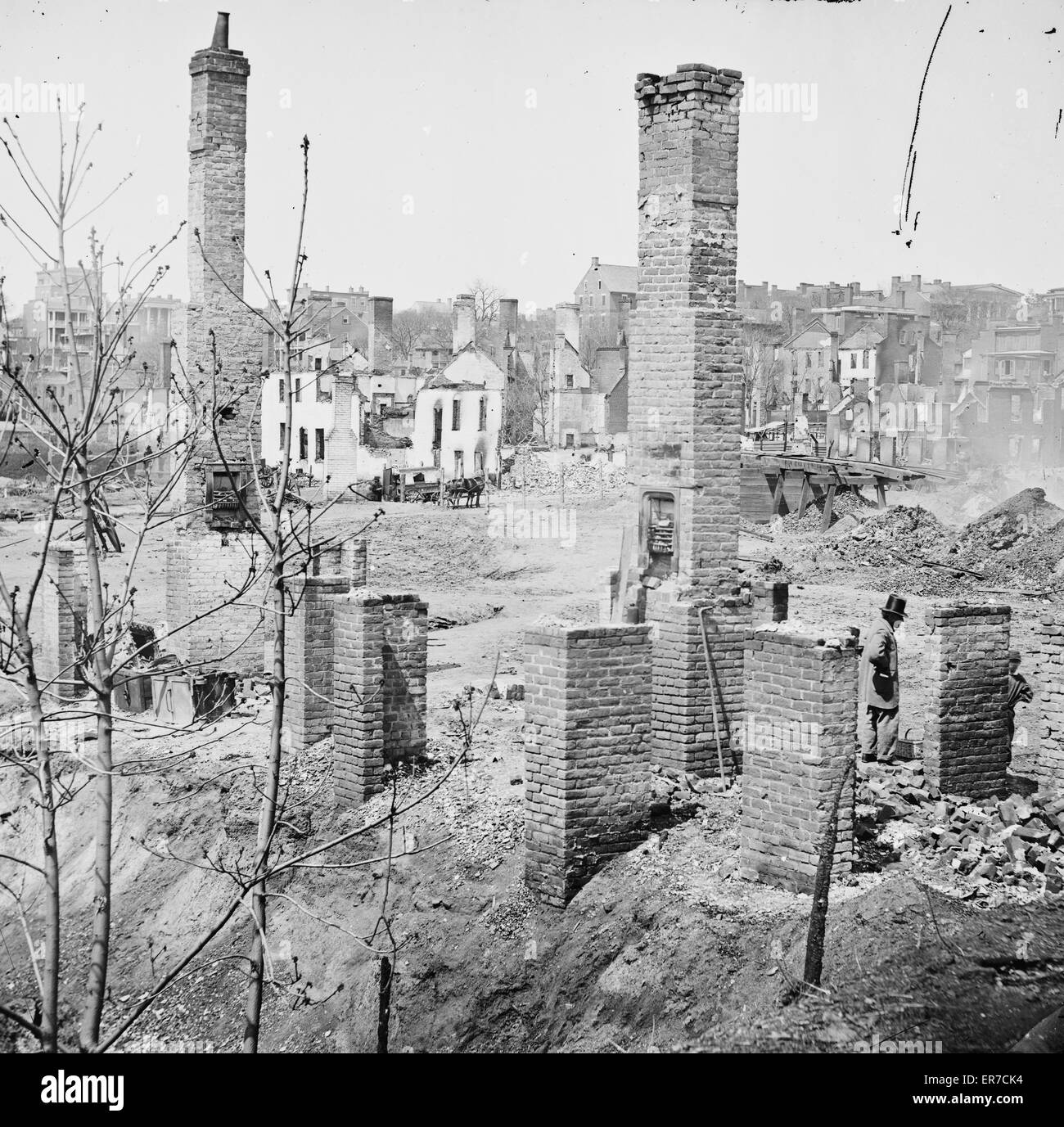 Richmond, Virginia Chimeneas de pie en el distrito de quemado. Fotografía de los principales teatros de guerra oriental, caído Richmond, abril-junio de 1865. Fecha de abril de 1865. Foto de stock