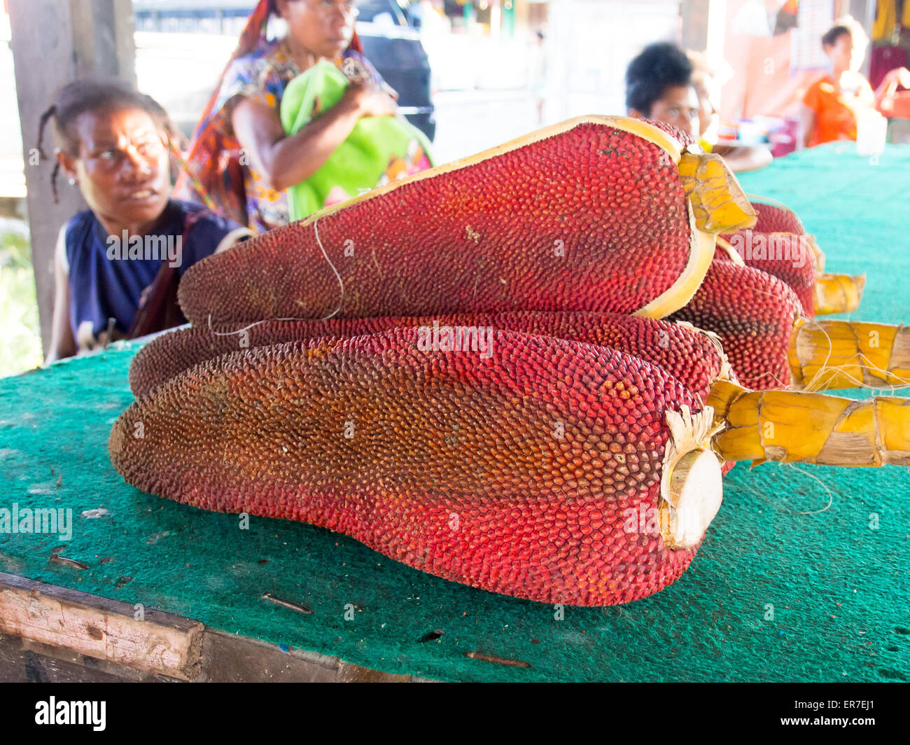 Dekai, Indonesia - Enero 21, 2015: fruta roja Buah Merah Papua. Cura  milagrosa para todas las enfermedades del mundo civilizado Fotografía de  stock - Alamy