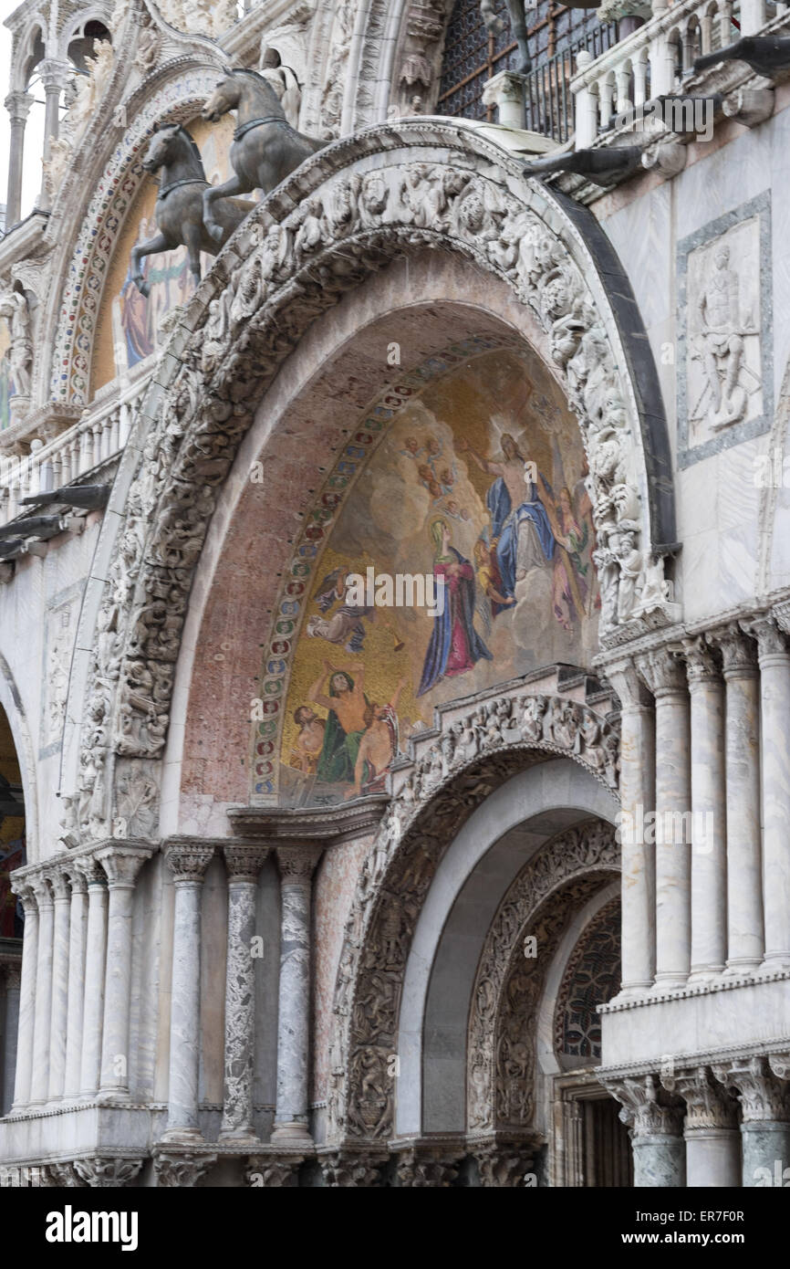 Piazza San Marco (Plaza de San Marcos en Venecia Italia. Detalle de fresco de San Marcos. Foto de stock