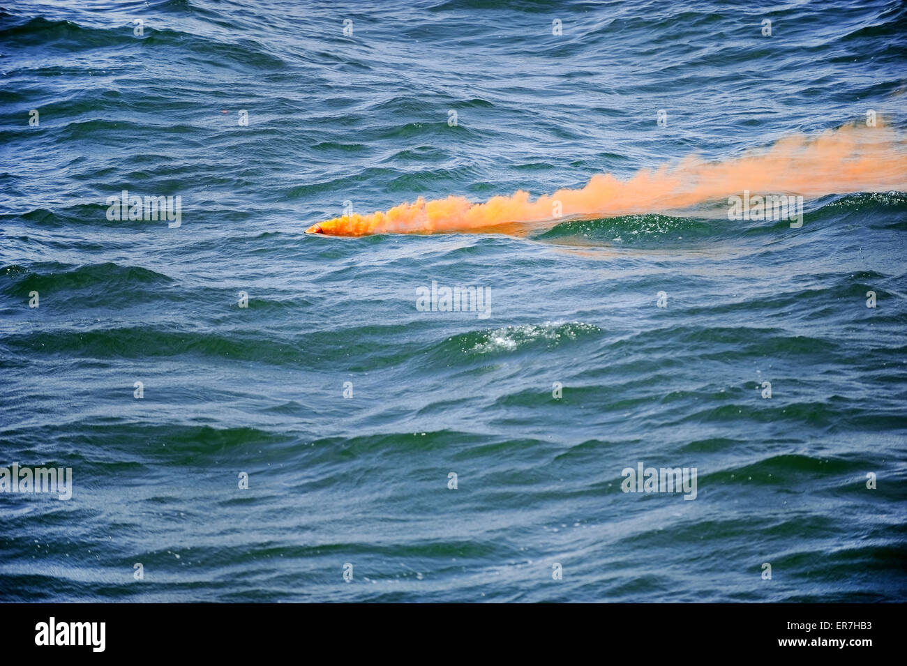 Sale humo naranja de un quemador dispararon durante una demostración de seguridad perforar en el mar Foto de stock