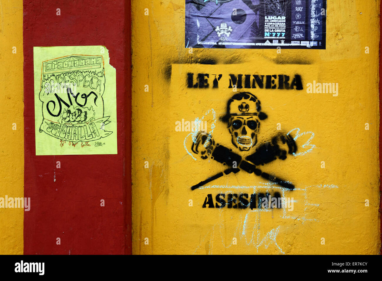 Cráneo y huesos cruzados símbolo pintado en la pared, en protesta contra la nueva ley de minería, La Paz, Bolivia Foto de stock