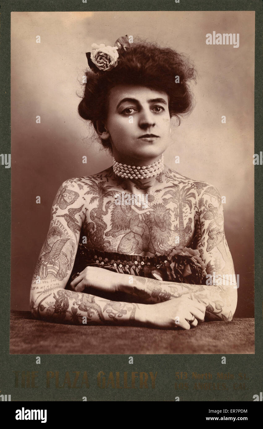 Retrato de una mujer que muestra imágenes tatuadas o pintadas sobre él Foto de stock