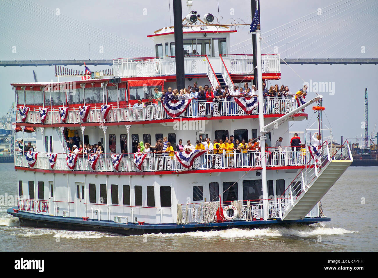 Los alumnos obtener una lección de historia local a bordo de un antiguo barco que está explorando el Río Savannah en Georgia, EEUU. Foto de stock