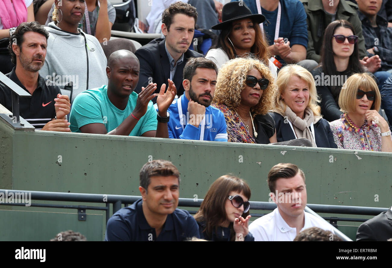 París, Francia. 28 de mayo de 2015. Precio Oracene (3R, fila central),  madre de Serena Williams de Estados Unidos y coach Patrick Mouratoglou (1L,  fila central) son vistos en las gradas durante
