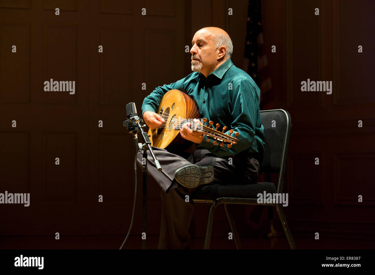 Ara Dinkjian, músico popular Armenia jugando oud - EE.UU. Foto de stock