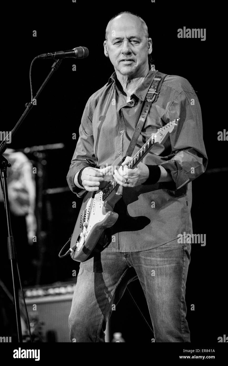 Knopfler en vivo Imágenes de stock en blanco y negro Alamy