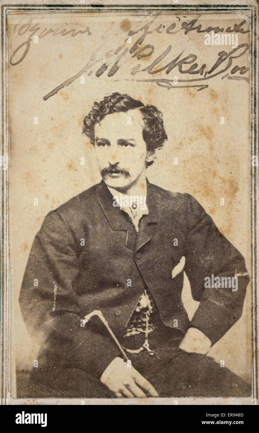 John Wilkes Booth, longitud media studio retrato, sentado. Fecha entre 1860 y 1865. Foto de stock