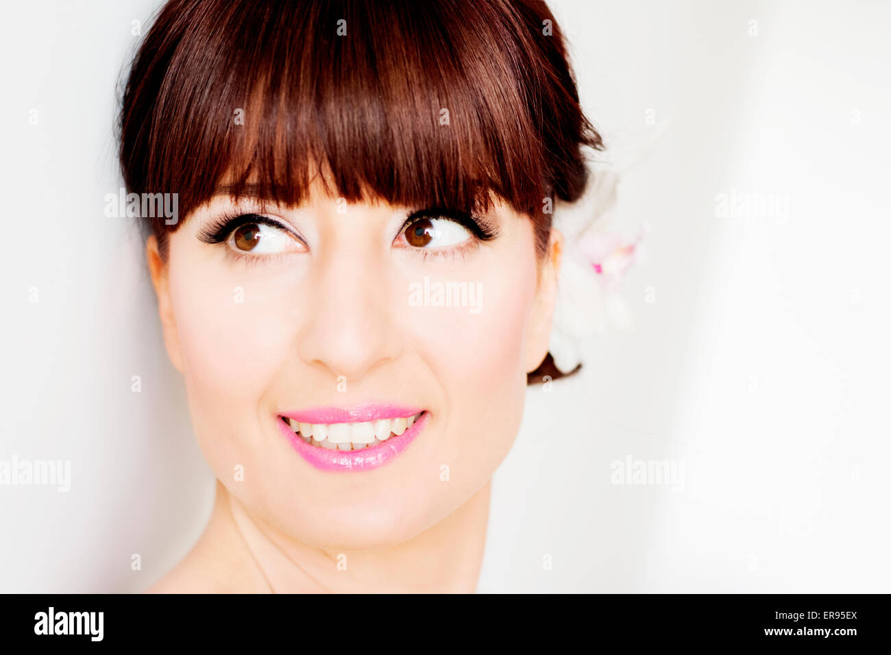 Novia posando después de conseguir maquillaje profesional para el día de su boda, hermoso rostro tiene flequillo Fotografía de stock - Alamy Novia posando después de conseguir maquillaje profesional para el día de su boda, hermoso rostro tiene flequillo Fotografía de stock - Alamy