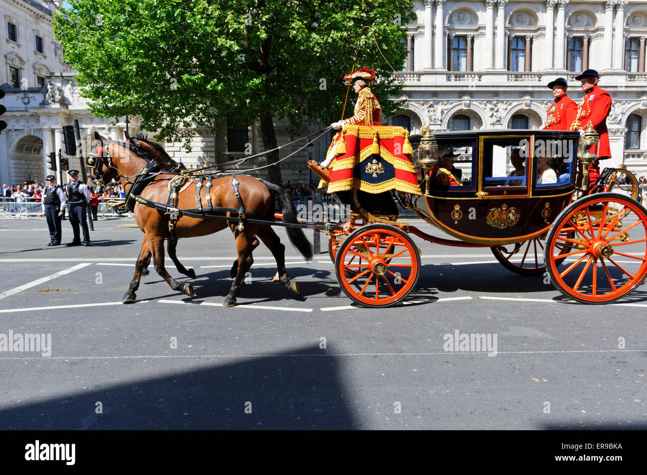 Un carruaje real durante la procesión de la apertura del Parlamento, Londres, Inglaterra. Foto de stock
