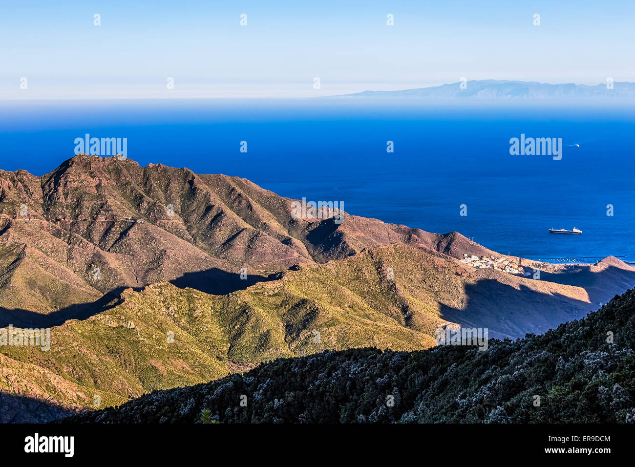 Vistas al océano o mar con barco desde arriba de la Roca o montaña con isla en fondo Foto de stock