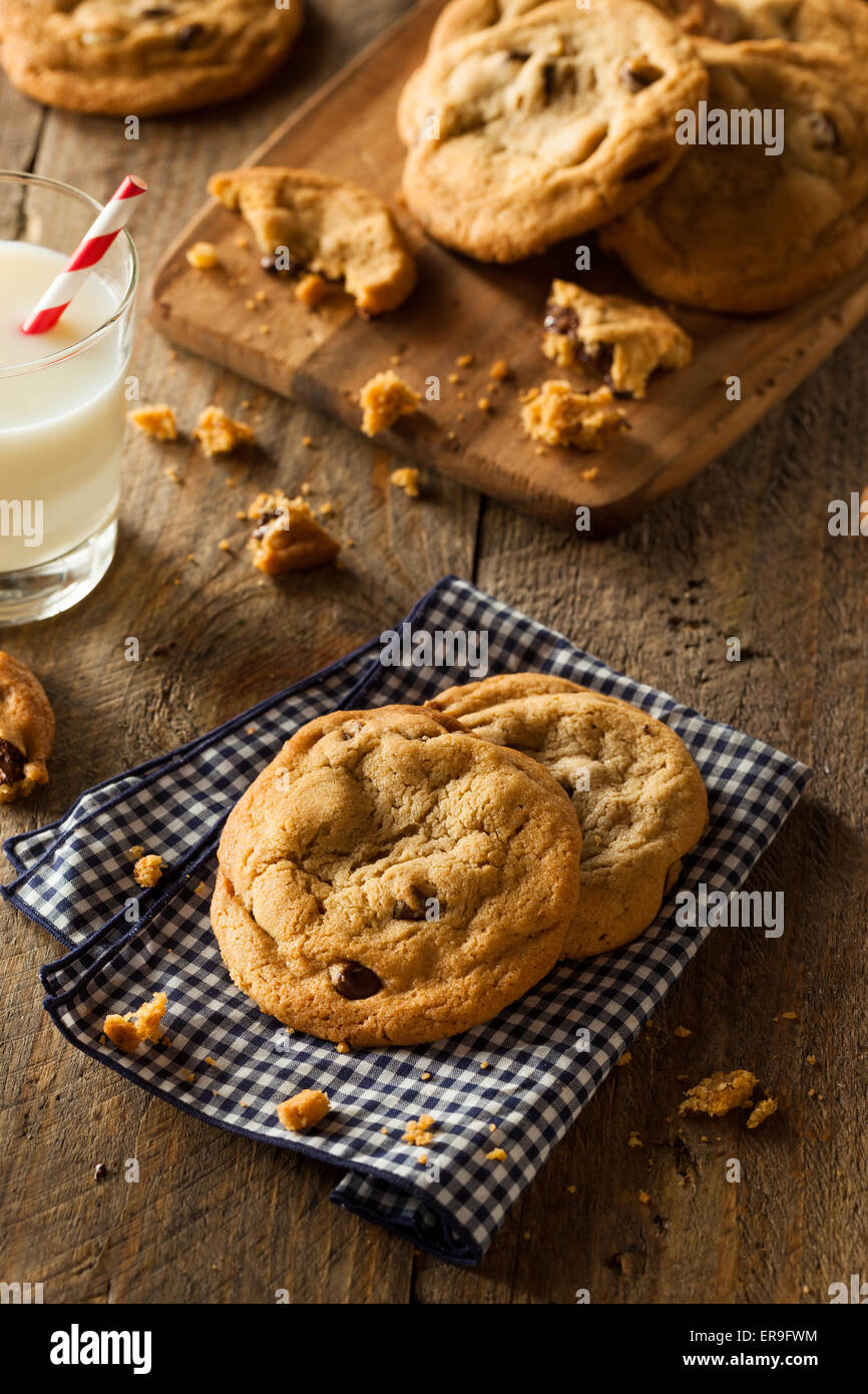 Galletas con trocitos de chocolate casero con nueces y leche Foto de stock