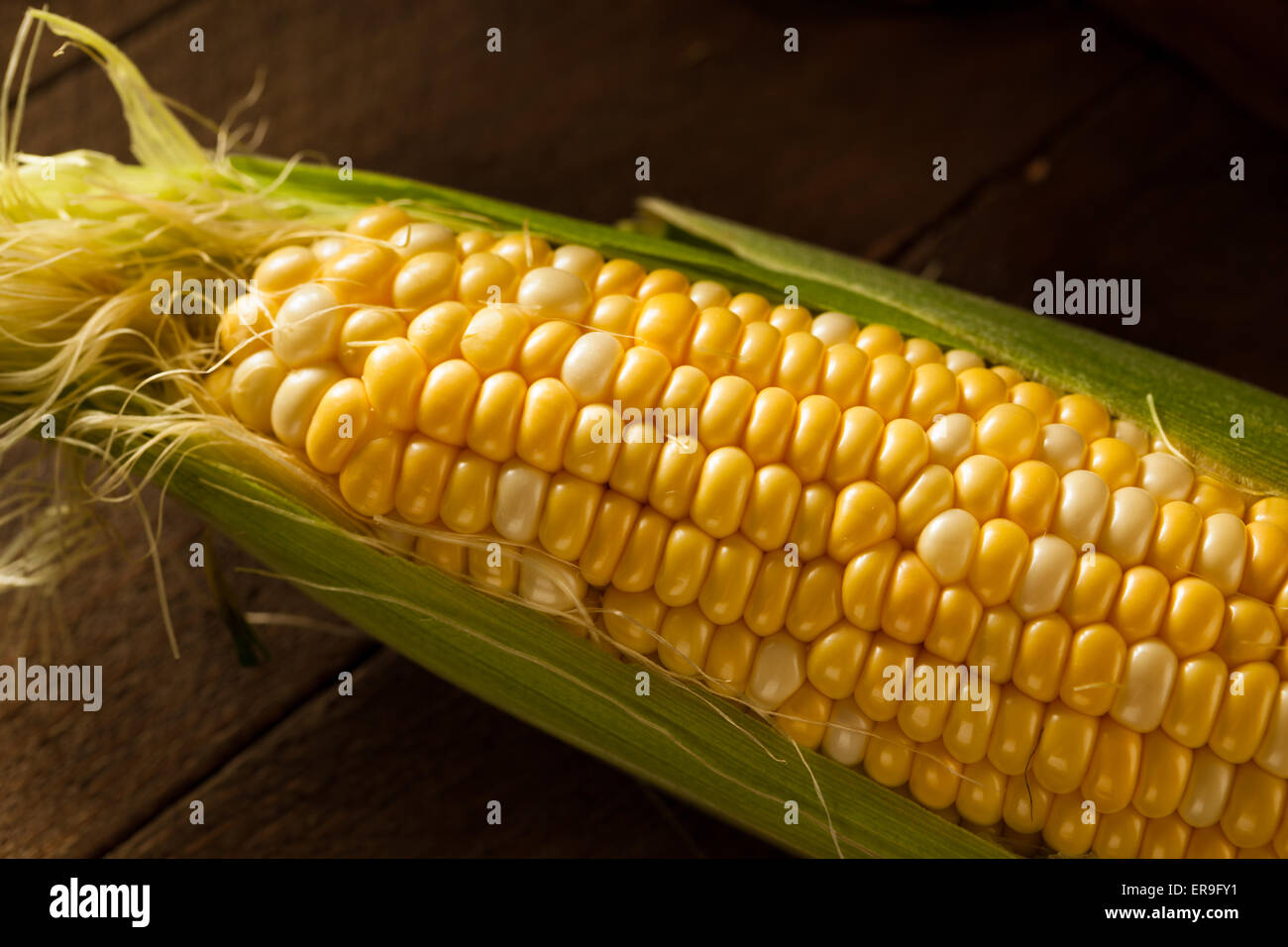 Materias orgánicas Seet Amarillo maíz listos para cocinar Foto de stock